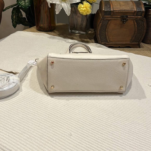 Coach Kleo Carryall
Handbag Laptop Gold/Chalk Leather - Picture 11 of 14